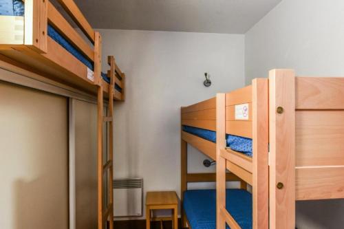 une chambre avec deux lits superposés et une échelle dans l'établissement Résidence Les Océanes - maeva Home - Studio 5 Personnes Confort - vue mer MAE-6032, à Pornichet