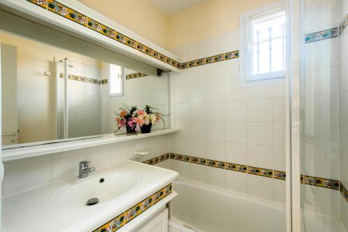 une salle de bain avec un lavabo et une douche dans l'établissement Village Pont Royal en Provence - maeva Home - Appartement 2 pièces 7 personnes - Sélection MAE-6052, à Mallemort