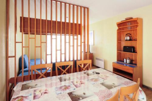 une salle à manger avec une table et des chaises dans l'établissement Hyeres Parc - maeva Home - Appartement 3 pièces 6 personnes Budget MAE-6076, à Hyères