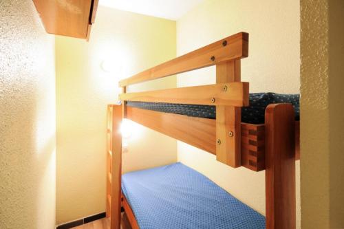 Cette petite chambre comprend un lit superposé. dans l'établissement Hyeres Parc - maeva Home - Appartement 3 pièces 6 personnes Budget MAE-6076, à Hyères