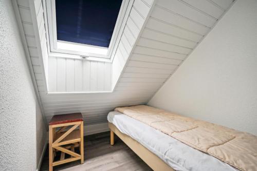 une petite pièce avec un lit et une fenêtre dans l'établissement Résidence Port du Crouesty - maeva Home - Appartement 2 pièces 7 personnes - Sélection MAE-7507, à Arzon