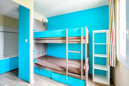 a room with bunk beds with blue walls at Résidence Port Guillaume - maeva Home - Appartement 2 pièces 6 pers Sélection MAE-7351 in Dives-sur-Mer