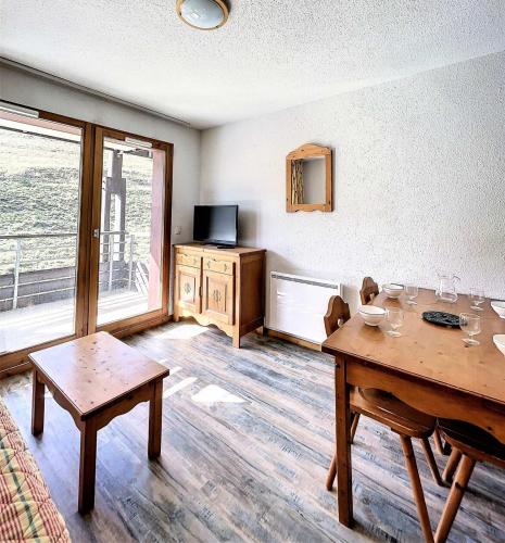 un salon avec une table et une télévision dans l'établissement Résidence Pistes - Appartement spacieux · Proche des pistes · Balcon vue pistes MAE-3464, à Villarembert
