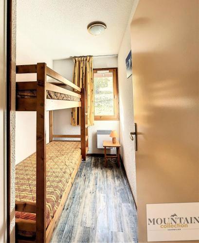 une chambre avec deux lits superposés et une fenêtre dans l'établissement Résidence Pistes - Appartement spacieux · Proche des pistes · Balcon vue pistes MAE-3464, à Villarembert
