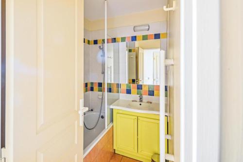y baño con lavabo amarillo y ducha. en Village Pont Royal en Provence - maeva Home - Appartement 2 pièces 6 personnes, en Mallemort