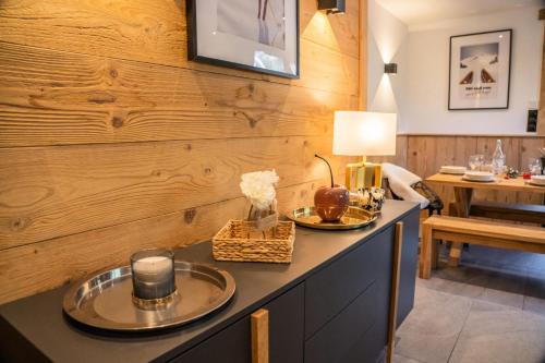 a room with a table with a lamp and a candle at Résidence Domaine Du Loup Blanc - Chalets pour 8 Personnes 514 in Les Orres