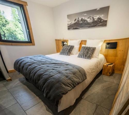 a bedroom with a large bed in a room at Résidence Domaine Du Loup Blanc - Chalets pour 8 Personnes 514 in Les Orres