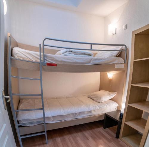 une chambre avec deux lits superposés dans l'établissement Résidence Les Terrasses Du Soleil D'or - Agréable duplex avec vue sur les pistes MAE-4534, aux Orres
