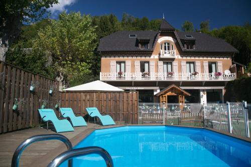 Bazén v ubytování Auberge La Douce Montagne nebo v jeho okolí