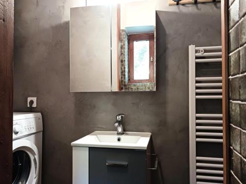 une salle de bain avec un lavabo et une machine à laver dans l'établissement Résidence Deux Tetes - Très agréable 2 pièces coin montagne récemment rénové, dans un quartier calme à 50 mètres des pistes MAE-6364, à Arc 1600