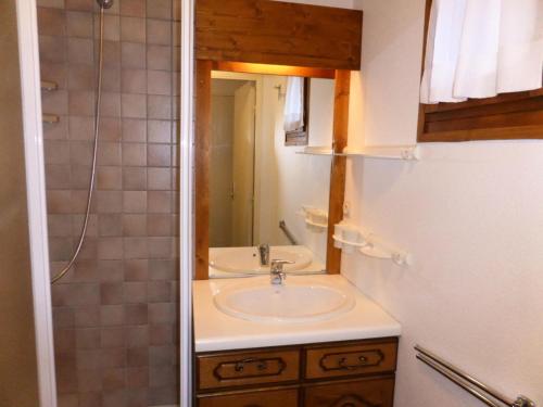 een badkamer met een wastafel en een spiegel bij Résidence Les Trolles - 2 Pièces pour 4 Personnes 374 in Les Contamines-Montjoie
