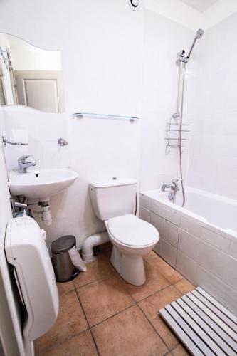 une salle de bain avec toilettes, lavabo et baignoire dans l'établissement Les Chalets Petit Bonheur - LES CHALETS PETIT BONHEUR - CHT93 MAE-2484, à Villarodin-Bourget
