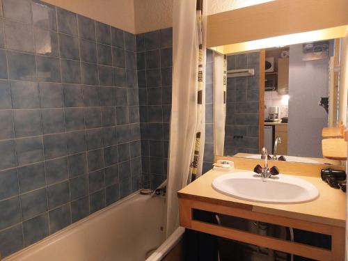 une salle de bain avec un lavabo et une baignoire dans l'établissement Résidence Praz De L'ours 2 - Studio 4 personnes à Vallandry en centre station et proche des pistes MAE-4004, à Peisey-Nancroix