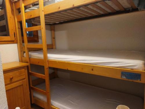 - un lit superposé en bois avec des draps blancs dans l'établissement Résidence Praz De L'ours 2 - Studio 4 personnes à Vallandry en centre station et proche des pistes MAE-4004, à Peisey-Nancroix