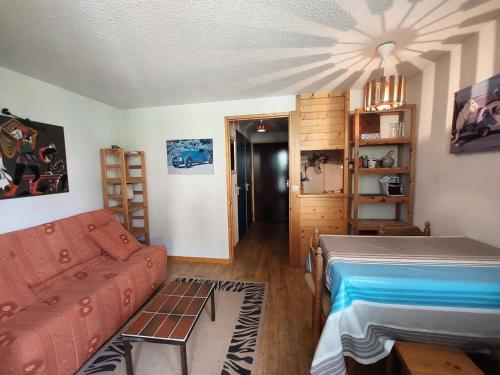 un salon avec un canapé et un lit dans l'établissement Résidence Praz De L'ours 2 - Studio 4 personnes à Vallandry en centre station et proche des pistes MAE-4004, à Peisey-Nancroix
