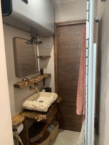 une salle de bain avec un lavabo et un miroir dans l'établissement L'appart sur le canal, à Paris