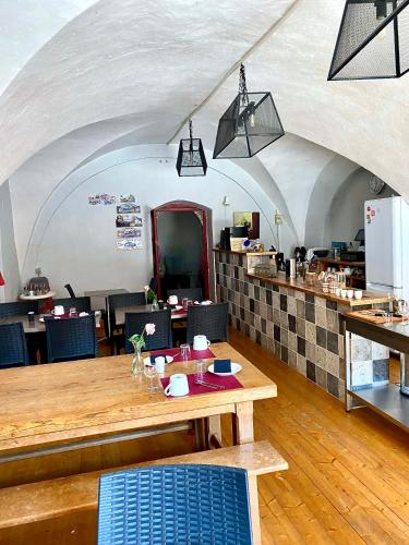 une salle à manger avec une table et une cuisine dans l'établissement Ermitage Saint Vincent B&B, à Vieille-Brioude
