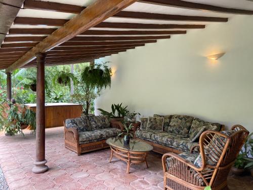 uma sala de estar com sofás e uma mesa em Casa Chipre By Wynwood House em Medellín