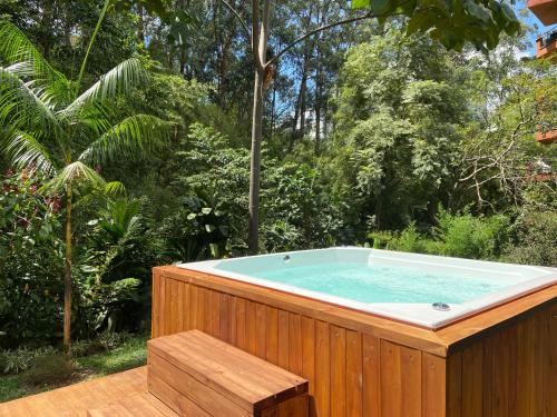 uma banheira de hidromassagem sentada num deque de madeira em Casa Chipre By Wynwood House em Medellín