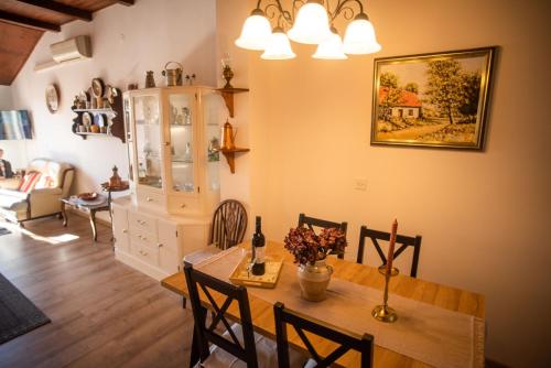 een eetkamer met een tafel en stoelen en een kamer met een aventory bij Apartment Sasa in Kaštela