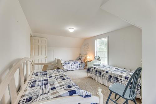 sypialnia z 2 łóżkami i oknem w obiekcie McDowell Highland County River Retreat with Deck! w mieście Williamsville