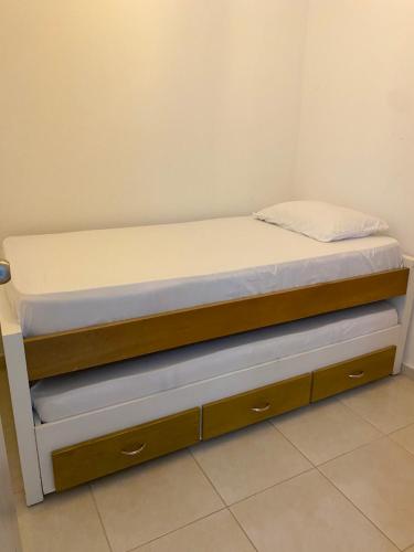 a bed with two drawers and a mattress on it at Apartamento con Piscina en Dosquebradas in Dosquebradas
