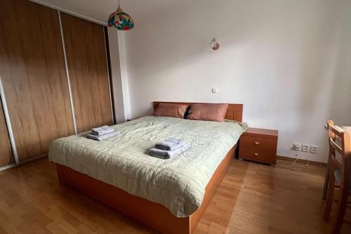 1 dormitorio con 1 cama con 2 toallas en LiVi, en Spišská Nová Ves