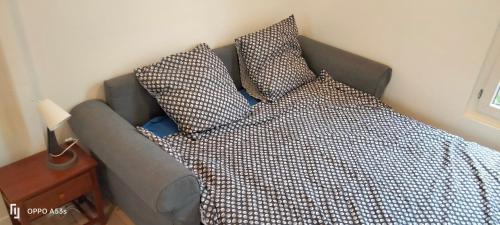 - un lit avec des oreillers dans l'établissement Studio Boulogne Billancourt, à Boulogne-Billancourt