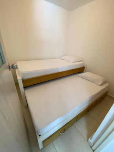 سرير أو أسرّة في غرفة في Apartamento con Piscina en Dosquebradas