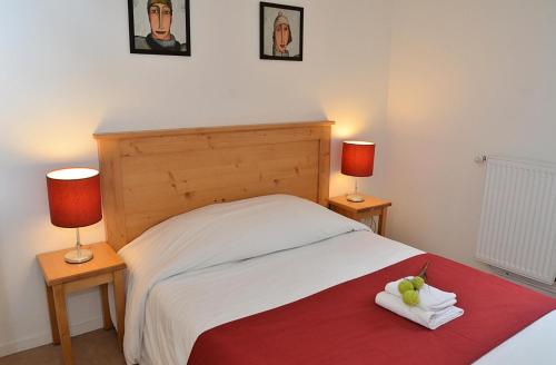 ein Schlafzimmer mit einem Bett mit zwei Lampen und zwei Handtüchern in der Unterkunft Résidence Les Pleiades - 3 Pièces pour 8 Personnes 54 in Flaine