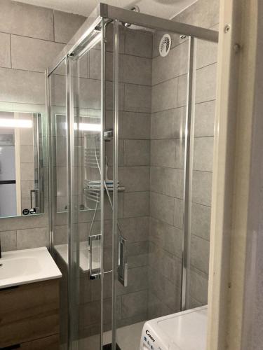 une douche avec une porte vitrée dans une salle de bain dans l'établissement Résidence Doris - Appartement rénové · Centre station · Balcon MAE-7363, à Flaine