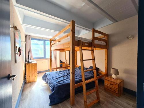 a bedroom with a bunk bed with a ladder at Résidence Betelgeuse - 2 Pièces pour 6 Personnes 61 in Flaine