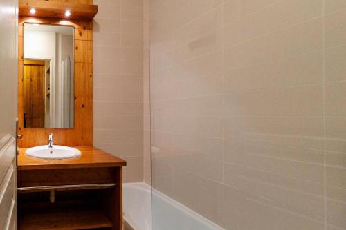 une salle de bain avec un lavabo et un miroir dans l'établissement Résidence Le Balcon Des Airelles - Joli appartement redécoré en face des pistes MAE-0774, aux Orres