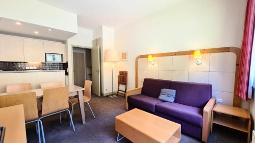 un salon avec un canapé violet et une table dans l'établissement Residence De La Foret - Appartement confortable · Proche des pistes · Casier à ski MAE-7372, à Flaine
