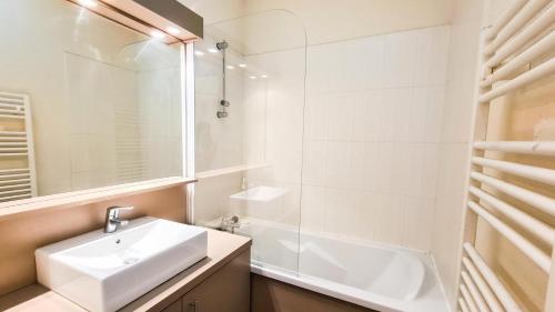 Koupelna v ubytování Résidence Les Terrasses De Veret - Appartement confortable · Au pied des pistes · Piscine · Spa · Parking MAE-7377