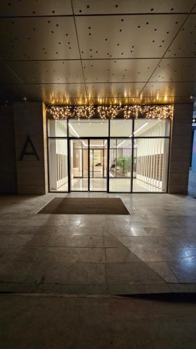un edificio vacío con una gran puerta de cristal con luces en Anika Luxury apartment at Diamond center, en Skopje