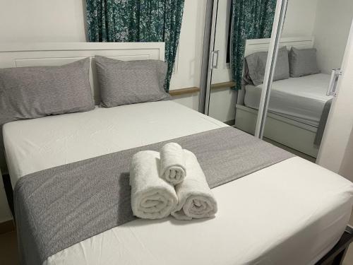 ein Schlafzimmer mit einem Bett mit Handtüchern darauf in der Unterkunft Plataview Apartahotel apt 3A in Monte Plata