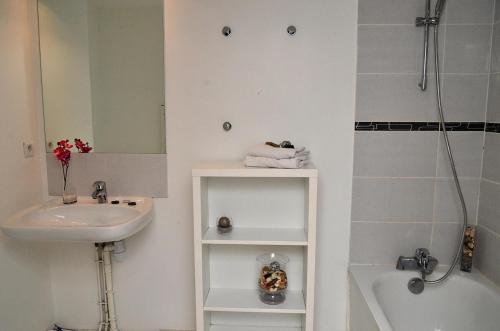 een badkamer met een wastafel, een toilet en een bad bij Résidence Les Pleiades - 2 Pièces pour 4 Personnes 93 in Flaine