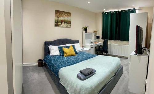 A bed or beds in a room at Sudbury Hill Bedroom with Private Bathroom
