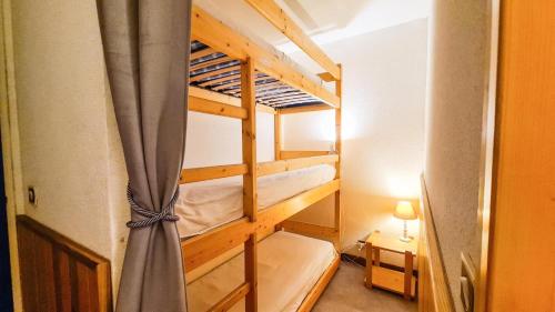 1 dormitorio con 2 literas en una habitación en Résidence Doris - Studio pour 4 Personnes 04 en Flaine