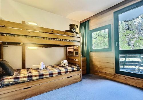 2 animaux farcis assis sur un lit superposé dans un dortoir dans l'établissement Résidence Le Villaret - 2 pièces spacieux pour 5 personnes situé au pied des pistes de 