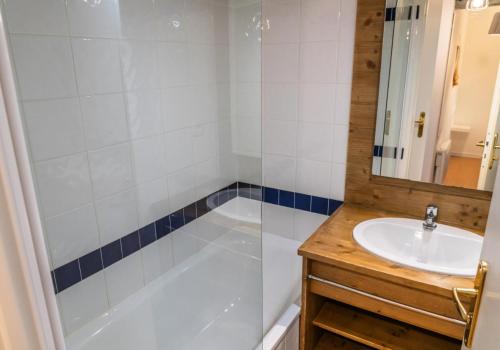 une salle de bain avec une baignoire, un lavabo et une douche dans l'établissement Résidence Le Parc Des Airelles - Adorable appartement avec accès direct aux pistes MAE-4221, aux Orres