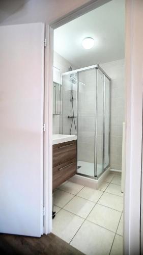 une salle de bain avec une douche, un lavabo et des toilettes dans l'établissement Résidence Les Pleiades - Appartement lumineux · Centre station · Parking couvert · Balcon MAE-7409, à Flaine