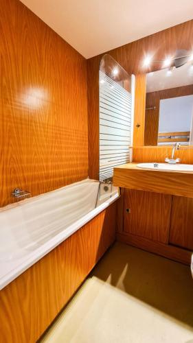 une salle de bain avec une baignoire et un lavabo dans l'établissement Résidence Andromede - Studio pour 4 Personnes 12, à Flaine