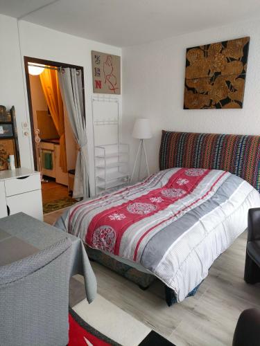 ein Schlafzimmer mit einem Bett und einem Sofa in der Unterkunft Un temps pour vous in Ammerschwihr