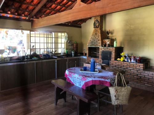 uma cozinha com uma mesa com uma toalha de mesa em Casa Tucunaré em Três Marias
