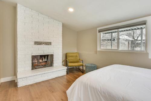 - une chambre avec une cheminée, un lit et une chaise dans l'établissement Pet-Friendly Salt Lake City Getaway Near Skiing!, à Salt Lake City