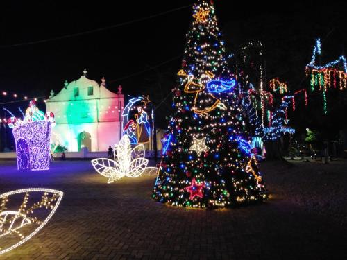 Ein Weihnachtsbaum leuchtet mit Weihnachtslichtern in der Unterkunft Estudio Curime in Curime