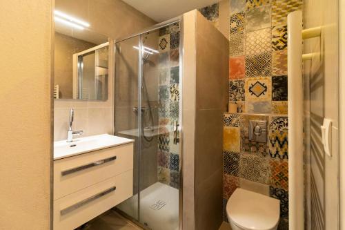 une salle de bain avec une douche, des toilettes et un lavabo dans l'établissement Résidence Le Balcon Des Airelles - Appartement cosy et moderne aux Orres 1800 MAE-6511, aux Orres