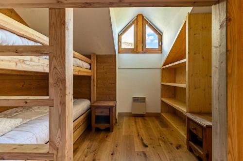 une chambre avec deux lits superposés et une fenêtre dans l'établissement Résidence Le Balcon Des Airelles - Appartement cosy et moderne aux Orres 1800 MAE-6511, aux Orres